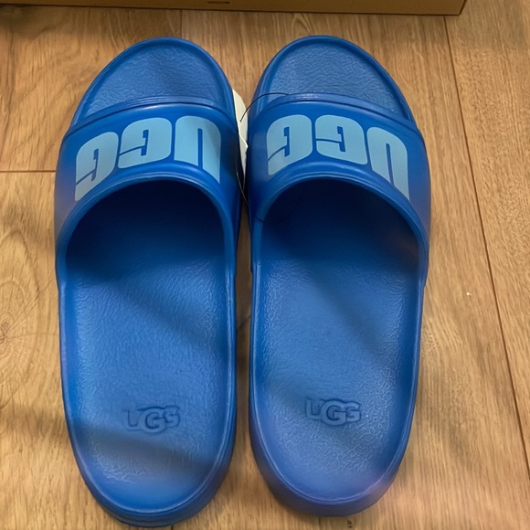 I’m selling these new very comfortable Ugg sandals never worn, brand new, in box - Picture 3 of 4